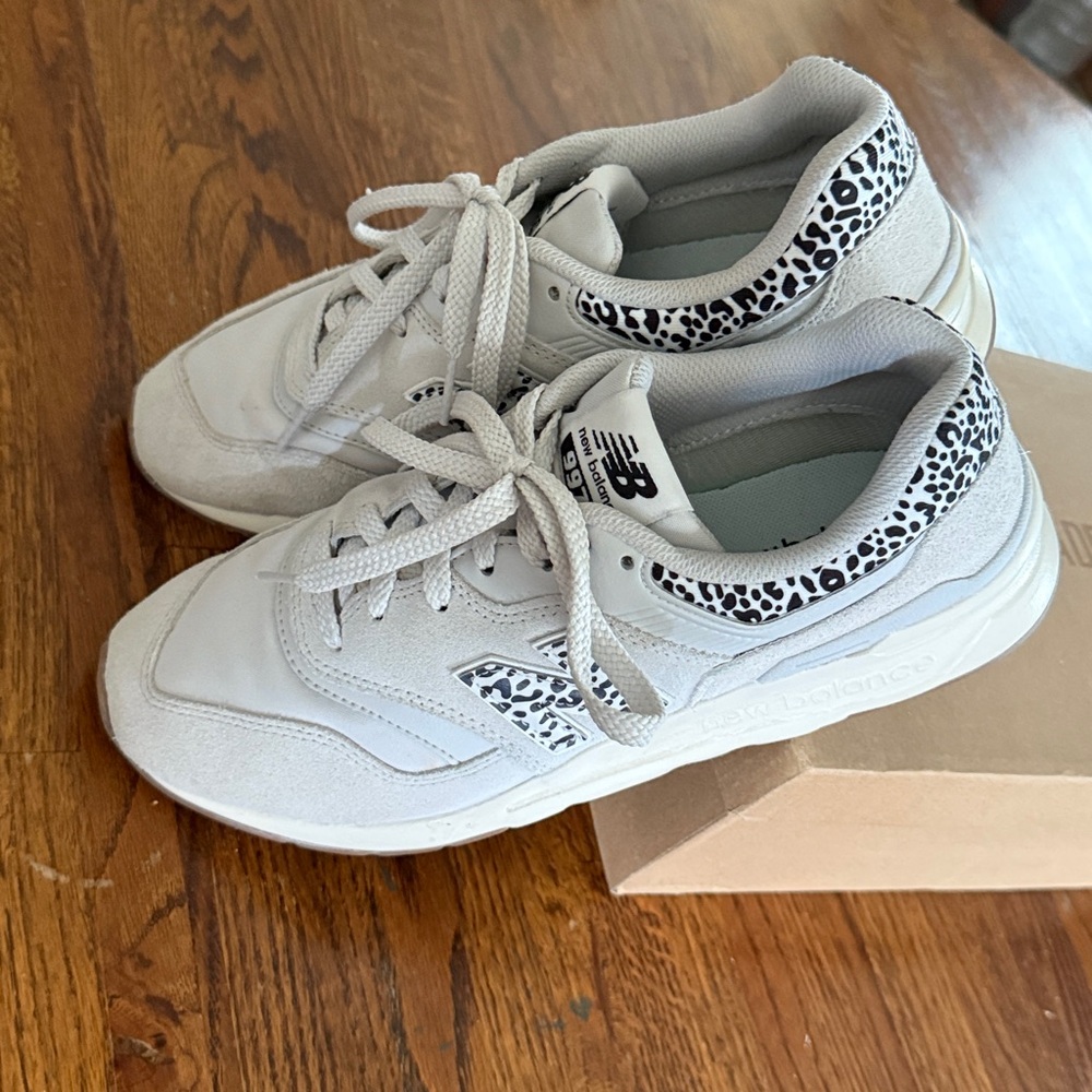 New Balance Gray Sneakers with Black Pattern